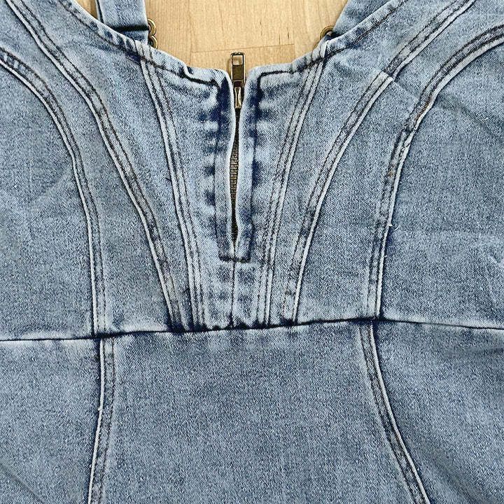 Janet – Figurbetontes Denim-Kleid mit Trägern und Schlitzdesign