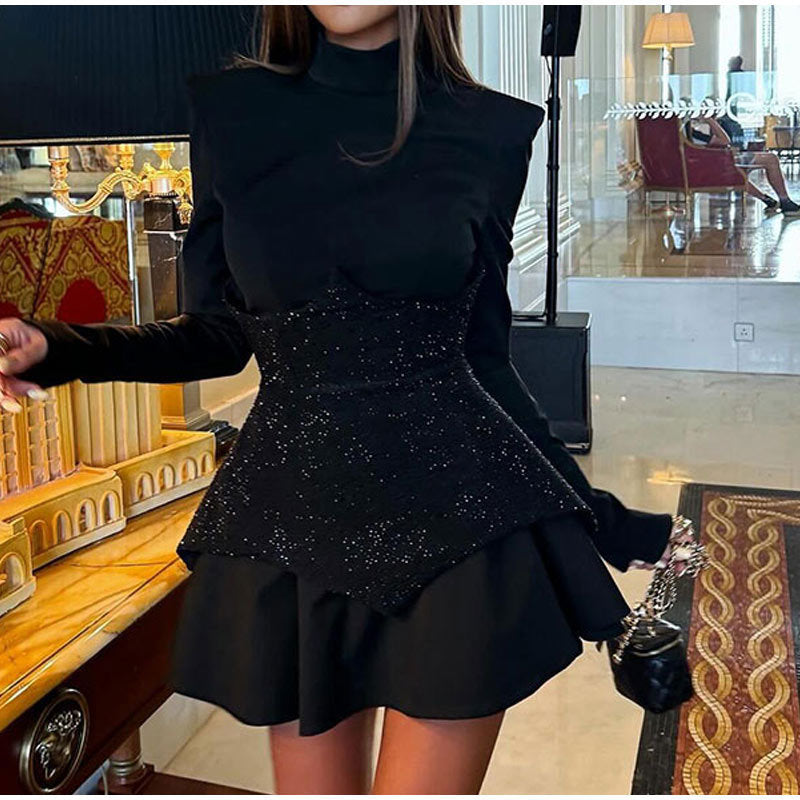 Tara – Pailletten Schwarzes Mock-Neck Kleid mit gepolsterten Schultern