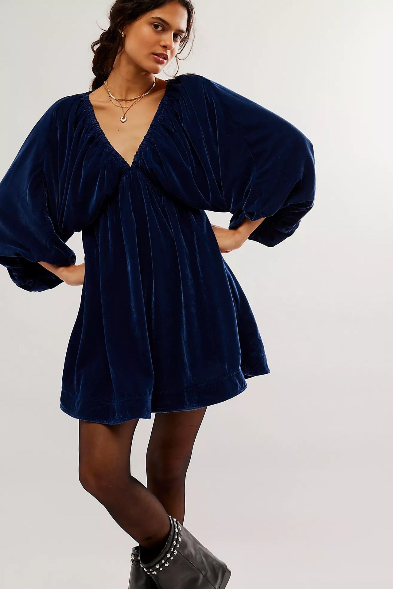 Shirley – Bequemes und Lässiges Goldenes V-Ausschnitt Kleid aus Samt