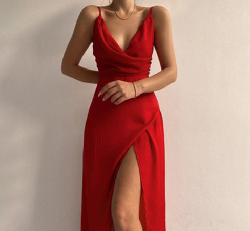 Leah – V-Ausschnitt Slip-Kleid mit niedrigem Ausschnitt und bedrucktem Schlitz