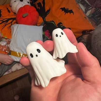 Halloween decoration figure ghost with middle finger – funny resin figure for spooky parties & decoration
