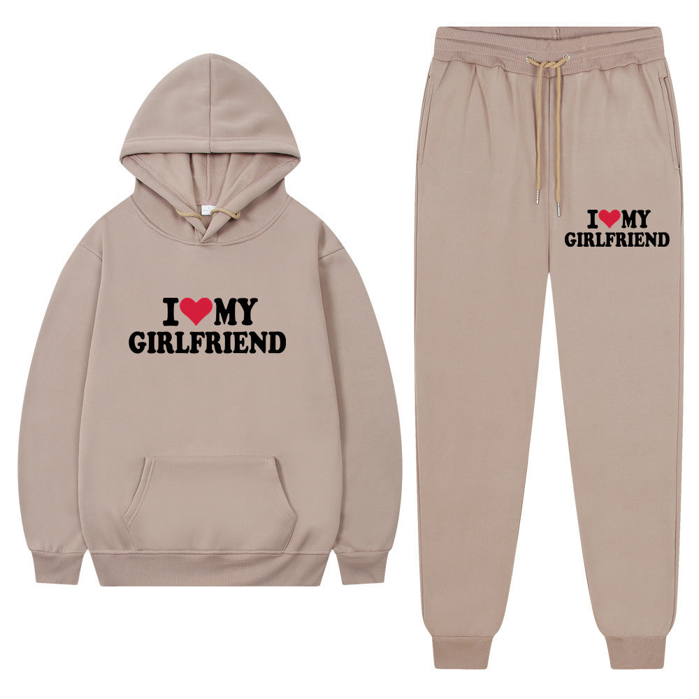 Sandra – Lässiger Anzug mit I Love My Girlfriend Print