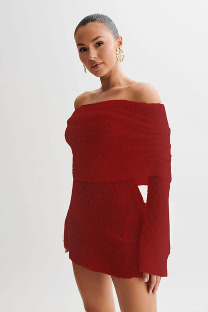 Holly – Langärmliges Off-Shoulder Kleid mit Ausschnitten und kurzem Rock