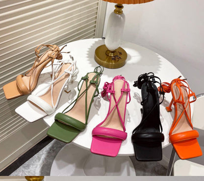 Emma – Stiletto-Absatz mit Cutout und Knöchelriemen
