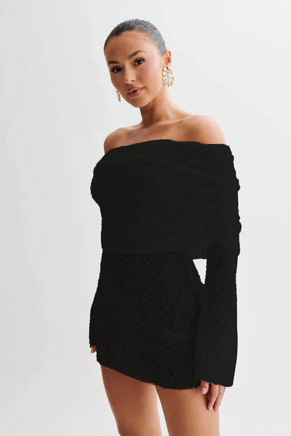 Holly – Langärmliges Off-Shoulder Kleid mit Ausschnitten und kurzem Rock