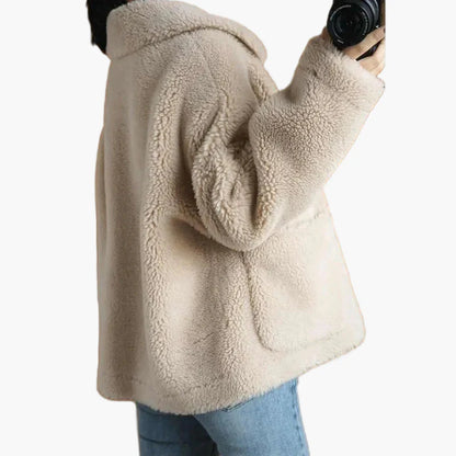 Women's teddy fleece jacket in casual winter style – cozy outdoor transitional jacket