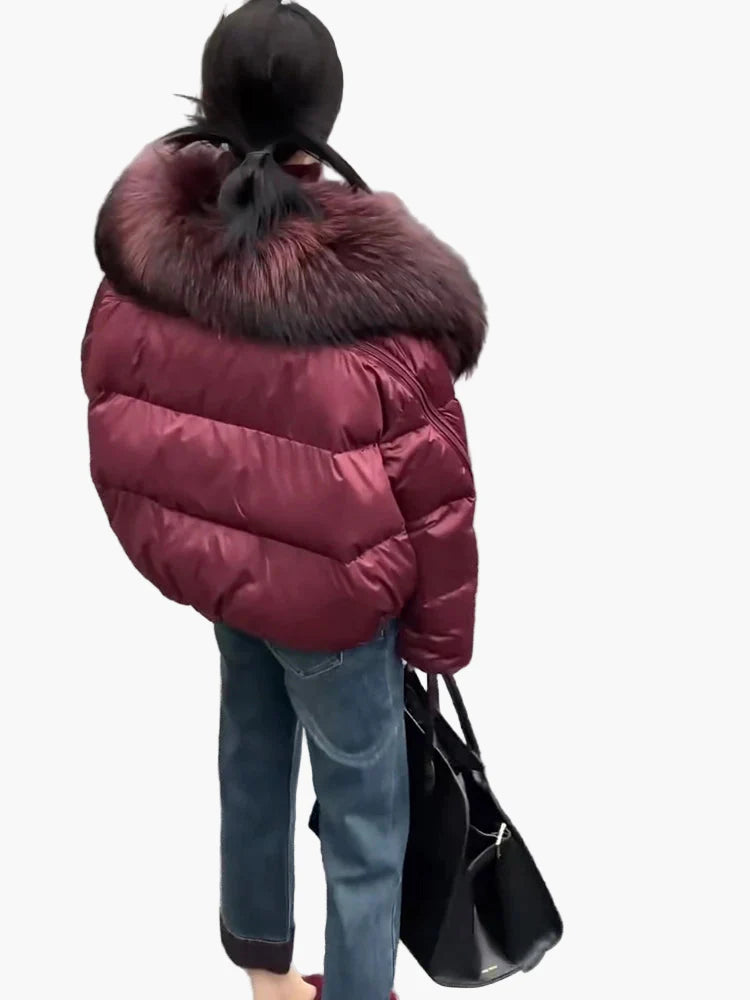 Women's winter quilted jacket with hood and luxurious fur collar, fashionable and warm for everyday and leisure use