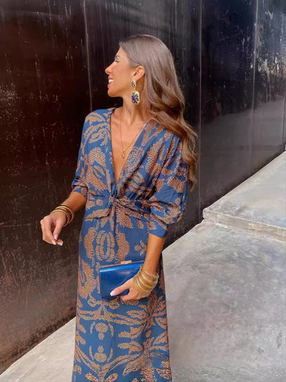 Sophie – Gemaltes V-Ausschnitt Kleid mit neun Viertel Ärmeln