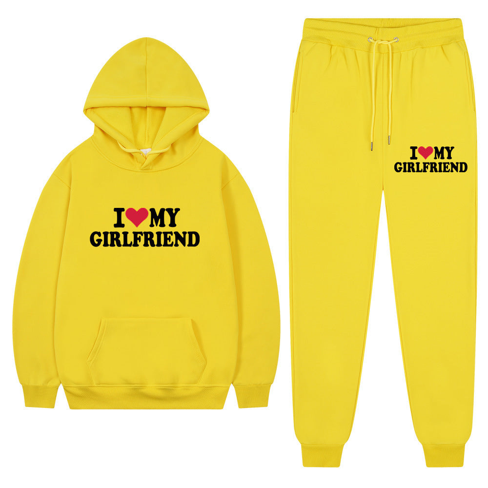 Sandra – Lässiger Anzug mit I Love My Girlfriend Print