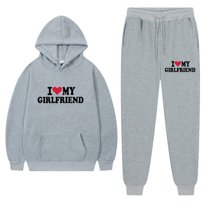 Sandra – Lässiger Anzug mit I Love My Girlfriend Print