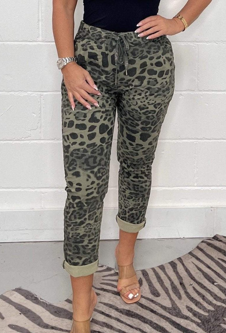 Tanya – Lockere Sporthose mit Camouflage- oder Leopardenmuster für Damen