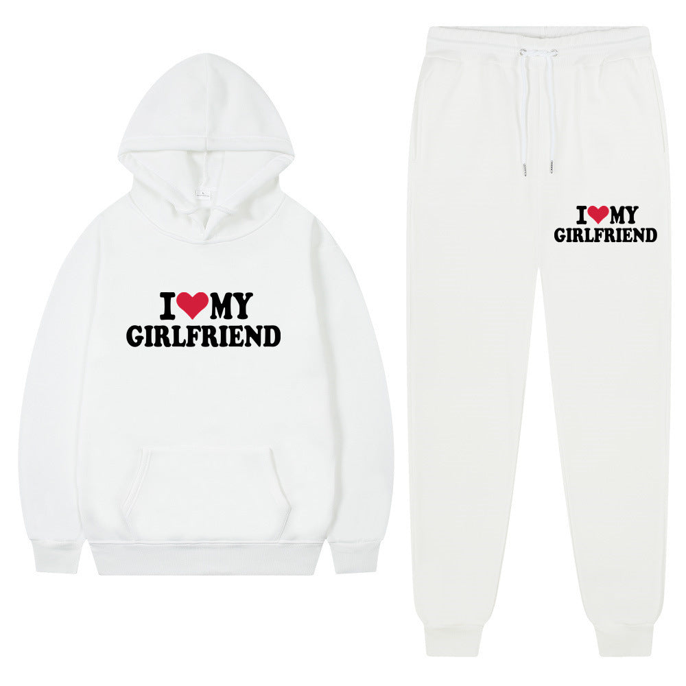 Sandra – Lässiger Anzug mit I Love My Girlfriend Print