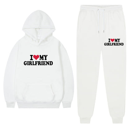 Sandra – Lässiger Anzug mit I Love My Girlfriend Print