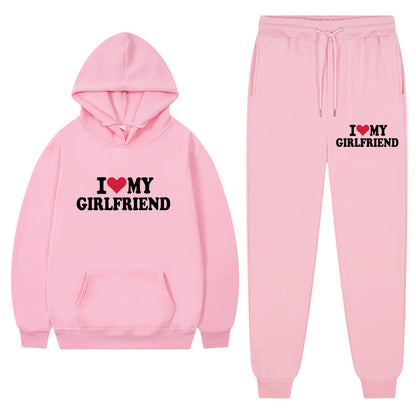 Sandra – Lässiger Anzug mit I Love My Girlfriend Print