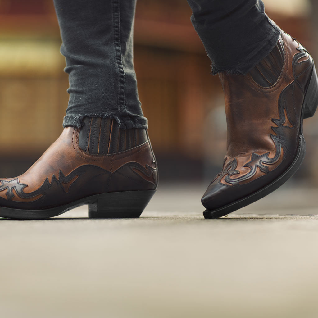 Reginald – Neutrale Martin Cowboy-Stiefel mit handgeriebener Farbe