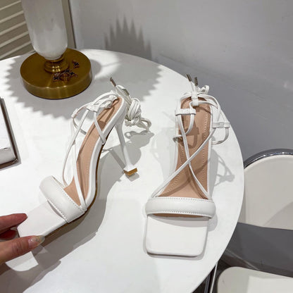 Emma – Stiletto-Absatz mit Cutout und Knöchelriemen