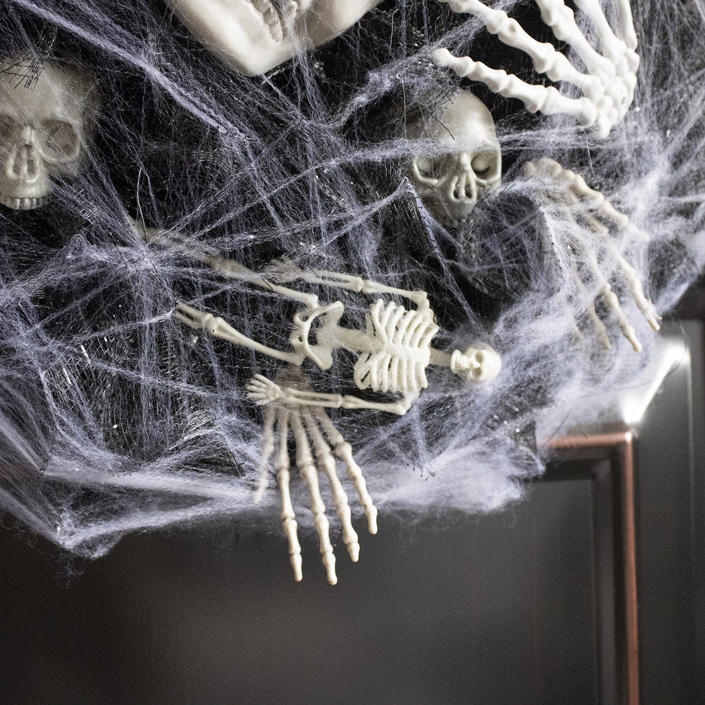 Halloween Door Wreath Skeleton Decoration – Spooky Door Ornament for Halloween Parties & Decor