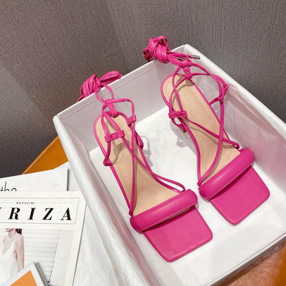Emma – Stiletto-Absatz mit Cutout und Knöchelriemen