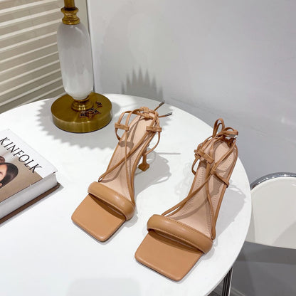Emma – Stiletto-Absatz mit Cutout und Knöchelriemen