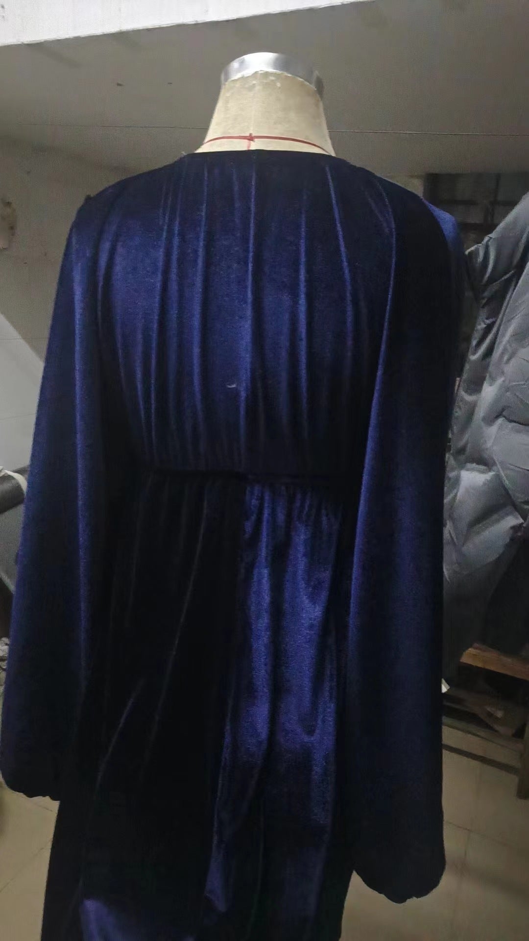 Shirley – Bequemes und Lässiges Goldenes V-Ausschnitt Kleid aus Samt