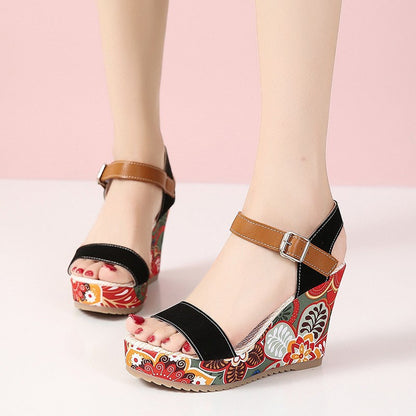Lynda – Bestickte Damen-Wedgesandalen mit hohem Absatz