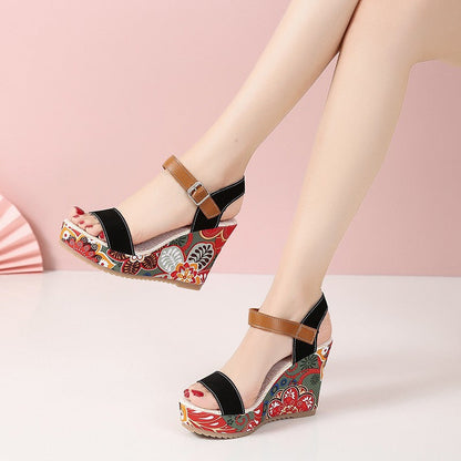 Lynda – Bestickte Damen-Wedgesandalen mit hohem Absatz