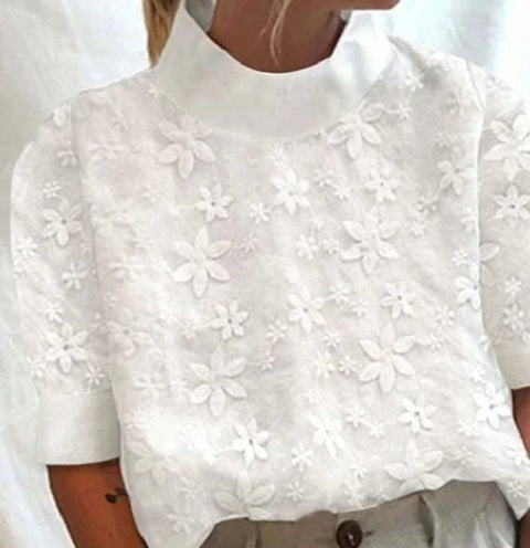 Andrea – Modischer Pullover mit Blumenstickerei