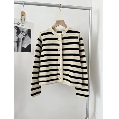 Jacqueline – Schlanker Damenstrick-Cardigan mit Streifen