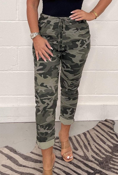 Tanya – Lockere Sporthose mit Camouflage- oder Leopardenmuster für Damen