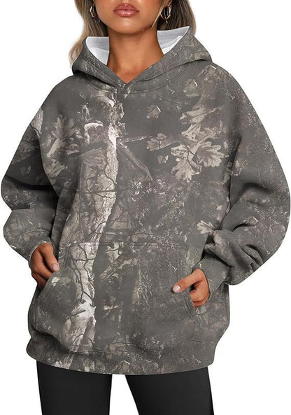 Margaret – Übergroßer Sport Hoodie mit Camouflage-Print und Ahornblatt-Muster