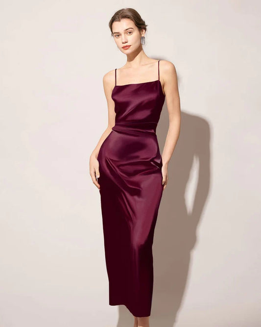 Joan – Rote Satin-Maxikleid mit Rückenschlitz